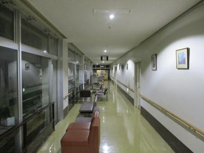 １階廊下の非常灯照度測定