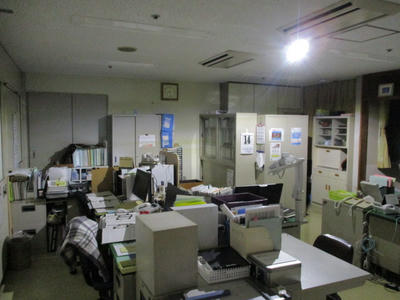 事務室の非常灯照度測定