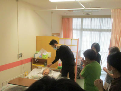 居室での誕生日会の様子