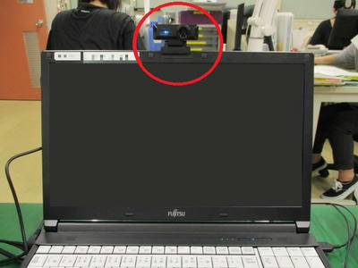 UCAM-C750FBBK（ELECOM）をノートパソコンに取り付けた画像