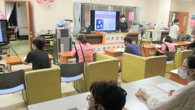 ８月の苑内研修デイルームでの様子