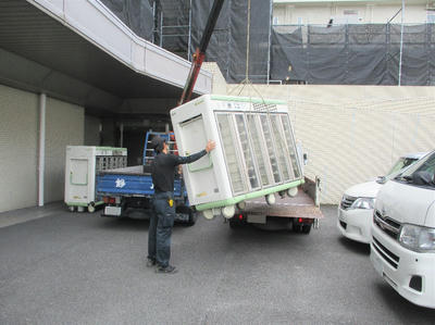 古い温冷配膳車をユニックで吊り上げている写真