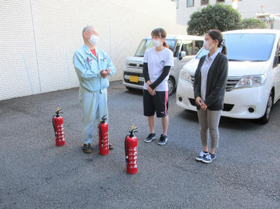 水消火器による消火訓練