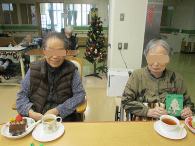 クリスマスカードを配る様子