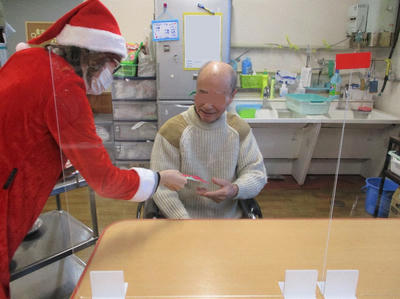 クリスマスカードを配る