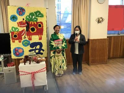 施設長と新入職員を代表してあいさつ