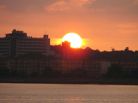 空に～太陽が～あ～る限～り～