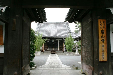 盧山寺の門