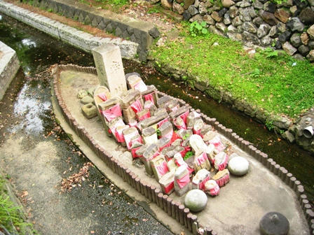 橋の上から見た率川のお地蔵様