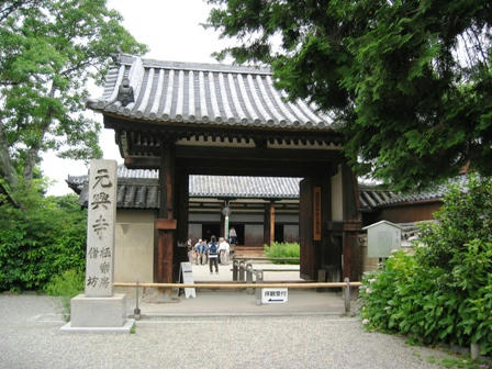 元興寺の東門