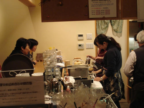 お客様に手元を見つめられて？