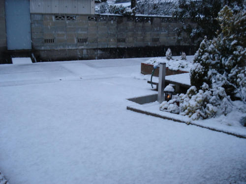 店前のスロープも雪が積もって真っ白に