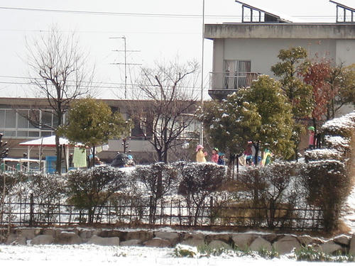 幼児園の子ども達もはしゃいで