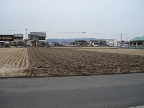 稲刈り後のままの田と田起こし後の田