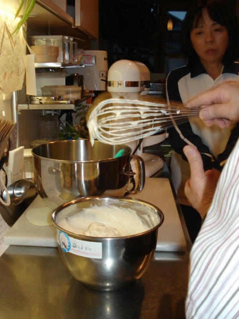 メレンゲと卵黄、粉を混ぜて生地を作る