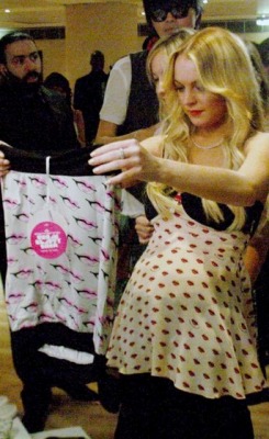 lindsay-lohan_dot_net-paris2008may12-fornarinaparty-b-0004.jpg