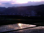 黄昏る初夏の農村