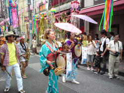区役所職員のチンドン屋