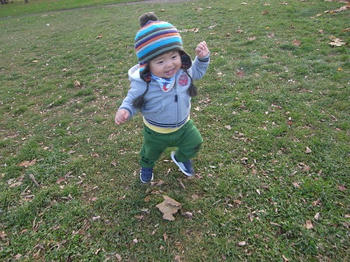 飛び跳ね我が子