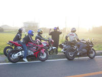 朝日を浴びるライダー達