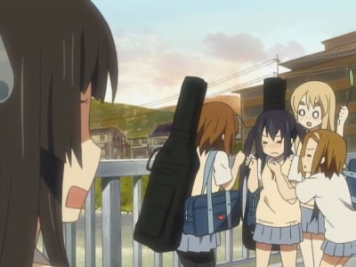 あずにゃんゴロゴロされるw