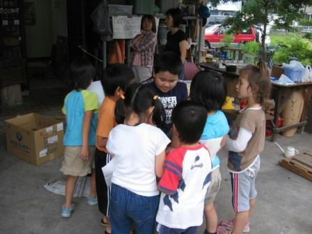 トモノリに群がる