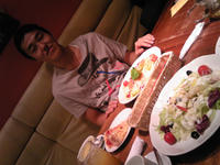 なぜこの人は半そでなのか。