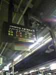 外はまだ真っ暗、の京都駅ホーム