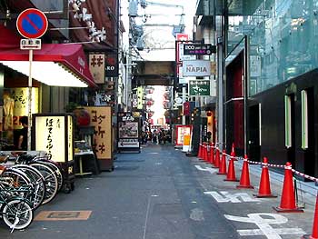左にぼてぢゅうが見える道