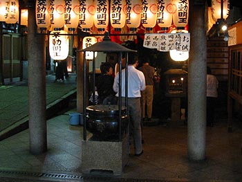 夜の水掛不動さん
