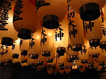夜の法善寺の提灯