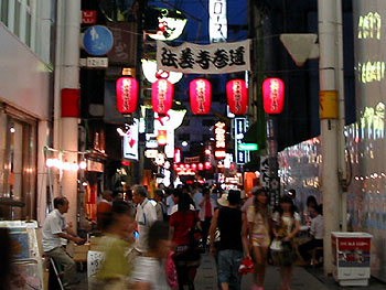 法善寺水掛不動尊表参道の夏祭り風景