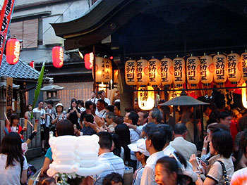 法善寺で南京玉すだれを見る人