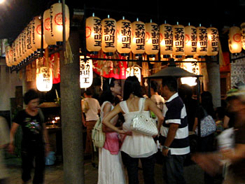 夏祭りの夜のお不動さんお参り風景
