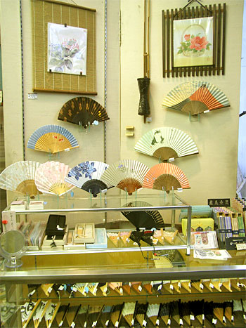 本店前の扇子売り場