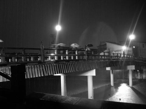 雨の橋