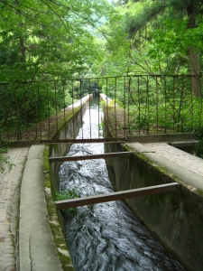 水路閣の上部