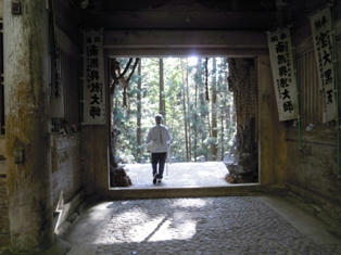 大寶寺　仁王門　帰り道