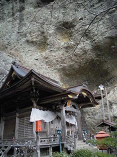 本堂　横のハシゴで法華仙人堂へ