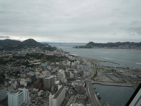 向こうに関門橋