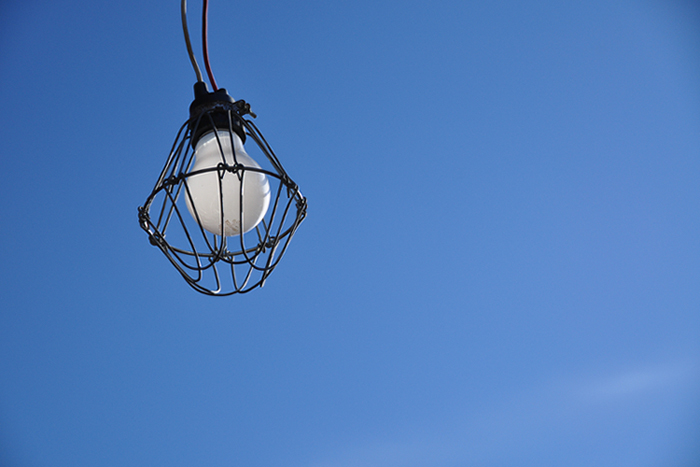 電球と冬の空