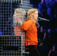 マドンナ　十字架パフォーマンス