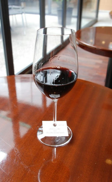ワインを飲む