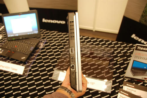 ThinkPad Edgeを横から見る