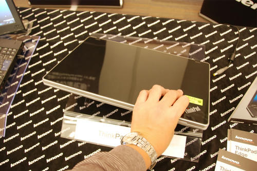 ThinkPad Edgeを横から見る