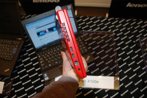 ThinkPad　X100eを横から見る