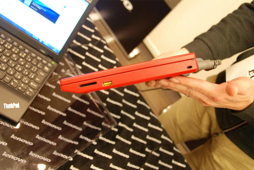 ThinkPad　X100eを横から見る