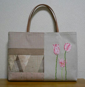 チューリップ刺繍のバッグ