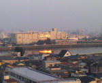 映る夕陽
