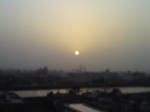 霞んでいて月のようにも見える